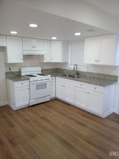 b-7012 Eucalyptus Drive, Bakersfield, CA, 93306 | Card Image
