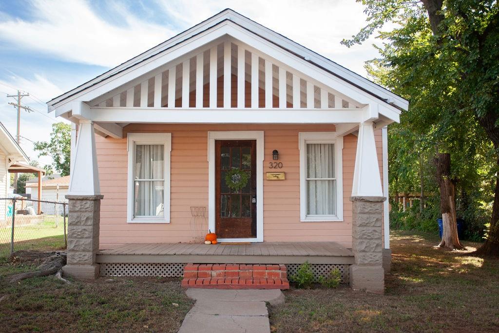 Broad St, Guthrie, OK 73044
