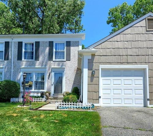 1370 Crescent Ln, Rochester Hills, MI, 48306-4279 | Card Image
