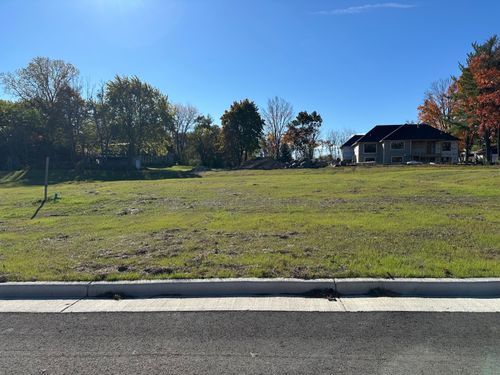 8 S Ridgewood Dr, Franklin, WI, 53132 | Card Image