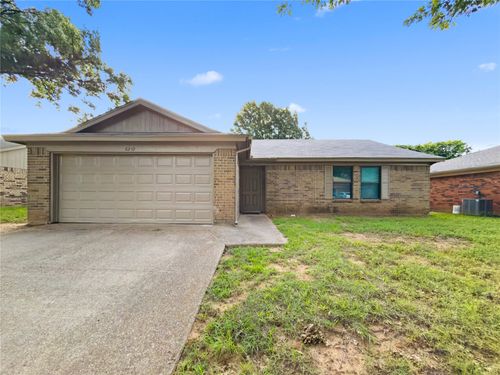 6219 Kelly Elliott Rd, Arlington, TX, 76001-5054 | Card Image