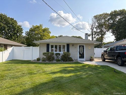 31 Brushwood Dr, Shirley, NY, 11967-4009 | Card Image