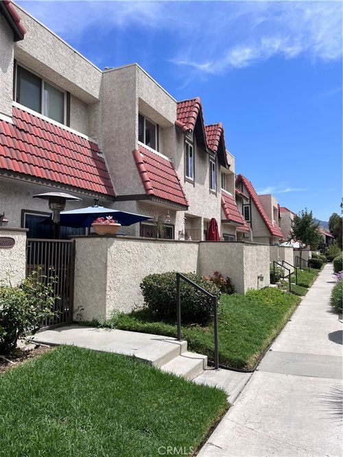 apt-2-18009 River Cir, Canyon Country, CA, 91387-5604 | Card Image