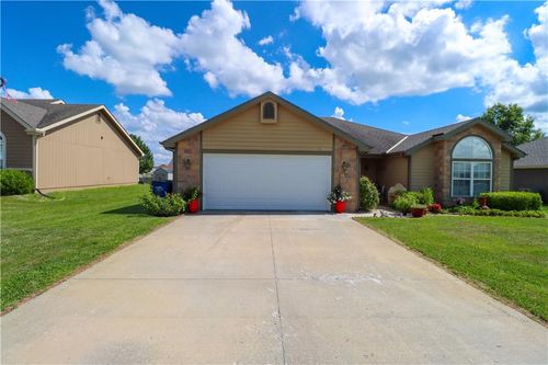 329 W 26th Ln, Eudora, KS, 66025-7108 | Card Image
