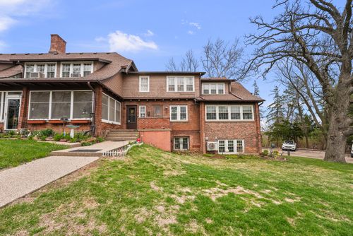 2 Breezy Point Rd, Clinton, IA, 52732-3669 | Card Image