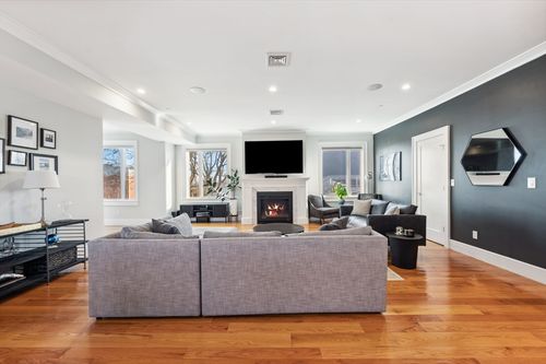 ph-17 Vinton St, Boston, MA, 02127-3526 | Card Image