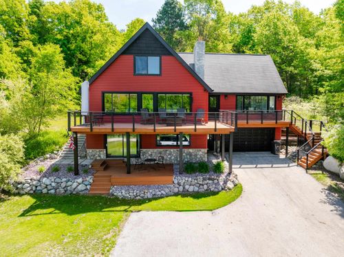 2104 Apple Hill Dr, Traverse City, MI, 49686-8138 | Card Image