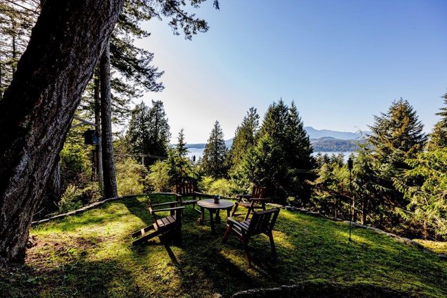 886 Schooner Lane, House other with 3 bedrooms, 1 bathrooms and 2 parking in Bowen Island BC | Image 2