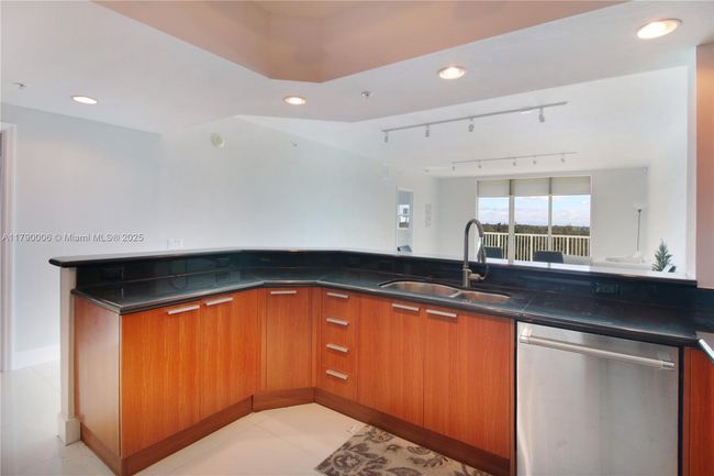 APT-1103 - 14951 Royal Oaks Ln, Condo with 3 bedrooms, 2 bathrooms and null parking in North Miami FL | Image 6