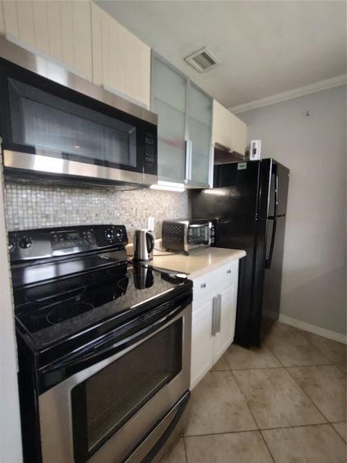 apt-11-3030 Ne 5th Ter, Wilton Manors, FL, 33334-2096 | Card Image