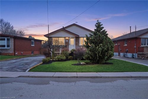 80 Luscombe St, Hamilton, ON, L9A2J8 | Card Image