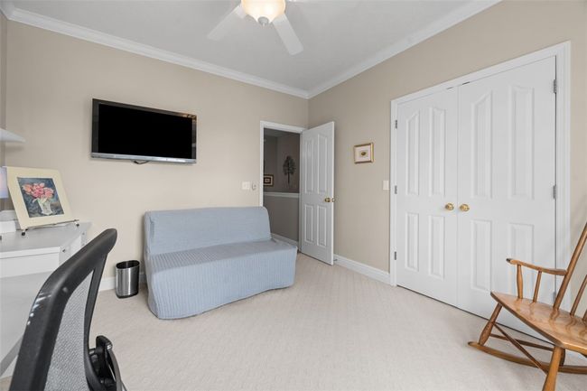 This window seat with bump out has 3 windows to filter in natural light. | Image 29