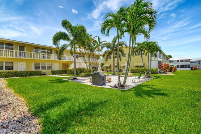 107 Sheffield E, Condo with 1 bedrooms, 2 bathrooms and null parking in West Palm Beach FL | Image 26