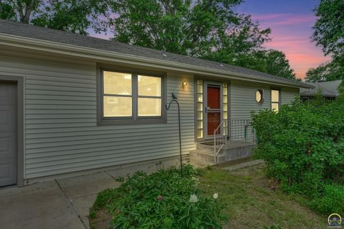 1325 Se 43rd St, Topeka, KS, 66609-1738 | Card Image