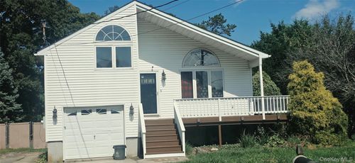 107 Parkview Dr, Shirley, NY, 11967-4319 | Card Image