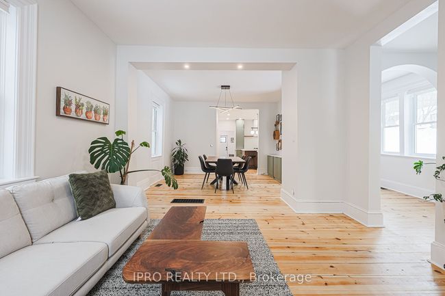 19051 Centre St, House other with 4 bedrooms, 2 bathrooms and 8 parking in Mount Albert ON | Image 5