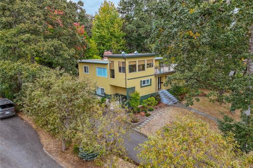 644 Fernhill Rd, Esquimalt, BC, V9A4Y9 | Card Image