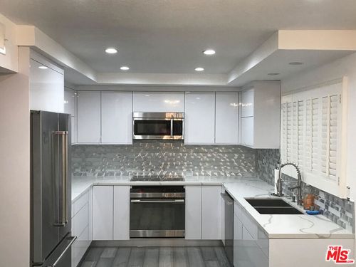 141-18210 Oxnard St, Tarzana, CA, 91356 | Card Image