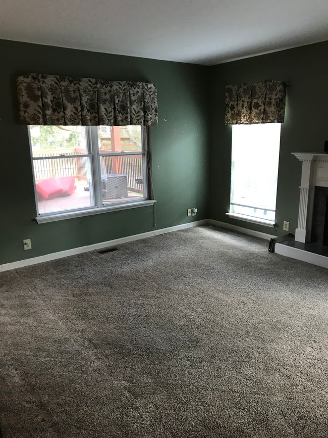 Large windows in the family room | Image 18