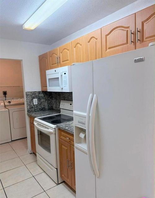2b-2870 Nw 55th Ave, Lauderhill, FL, 33313-2517 | Card Image