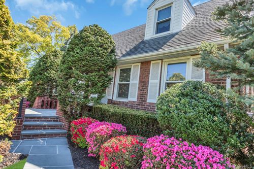 304 Old Courthouse Road, North Hempstead, NY, 11040 | Card Image