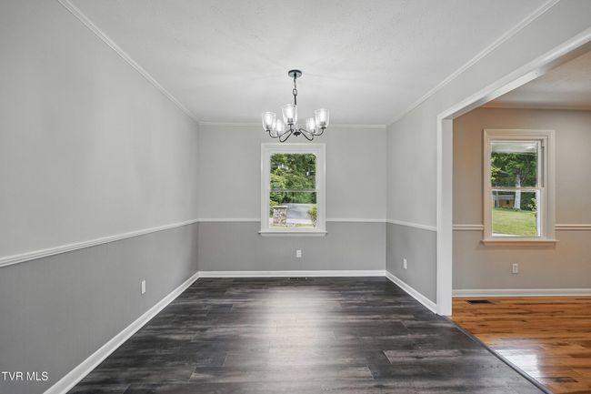 dining area | Image 13