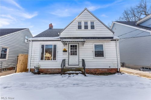 14028 Rockside Rd, Maple Heights, OH, 44137-4002 | Card Image