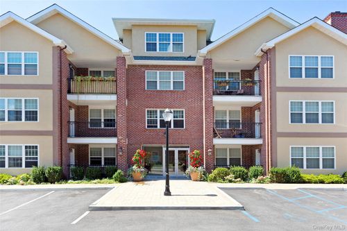 202-200 Carney St, Glen Cove, NY, 11542-4377 | Card Image