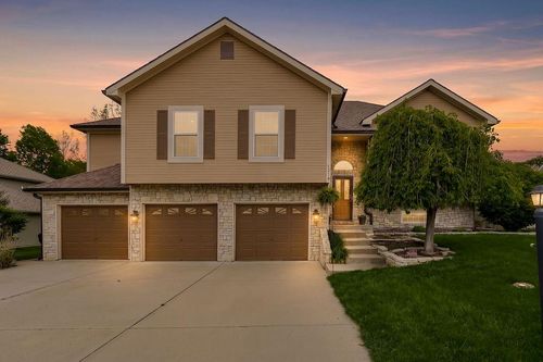 1218 Wildwood St, Leavenworth, KS, 66048-5246 | Card Image