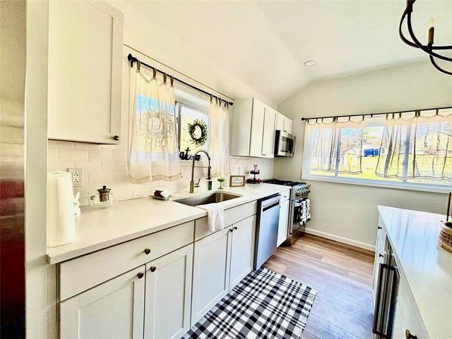 lots of natural light great work triangle deep Farmhouse sink | Image 19