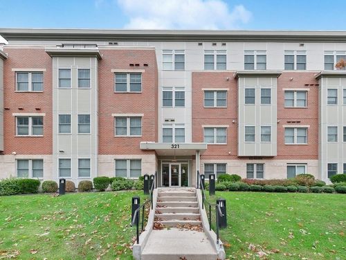 unit-106-321 Hammond Pond Pkwy, Chestnut Hill, MA, 02467-2684 | Card Image