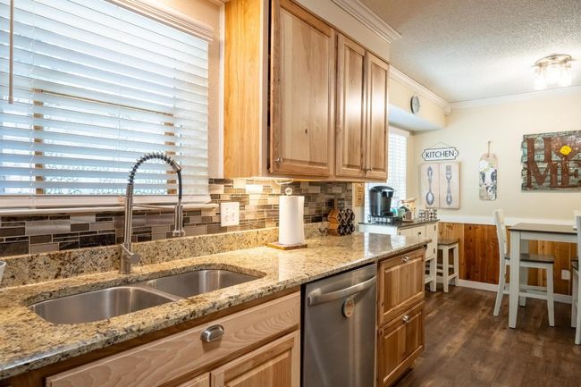 Large sink and beautiful accents! | Image 12