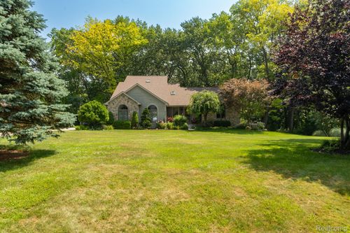 6939 W Ridge Dr, Brighton, MI, 48116-8867 | Card Image