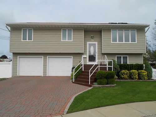 251 Garfield St, Freeport, NY, 11520-5632 | Card Image