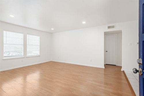 231-6061 Milton St, Dallas, TX, 75206-4421 | Card Image