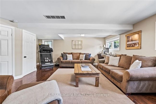 7067 Dirdene St, House other with 3 bedrooms, 2 bathrooms and 2 parking in Niagara Falls ON | Image 17