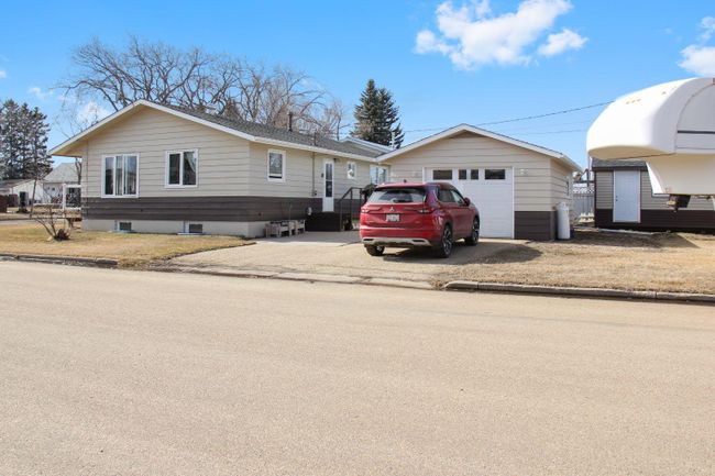 4801 48 Avenue, Home with 3 bedrooms, 1 bathrooms and 2 parking in Forestburg AB | Image 28