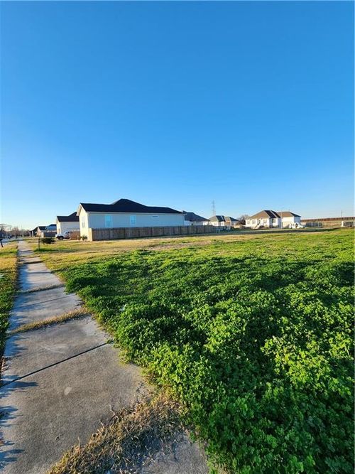 8329 Benjamin Dr, Chalmette, LA, 70043-1003 | Card Image