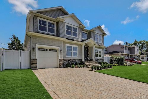 4 Kroll St, Plainview, NY, 11803-2110 | Card Image