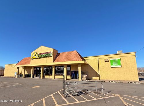 512 W 1st St, Wapato, WA, 98951-1106 | Card Image