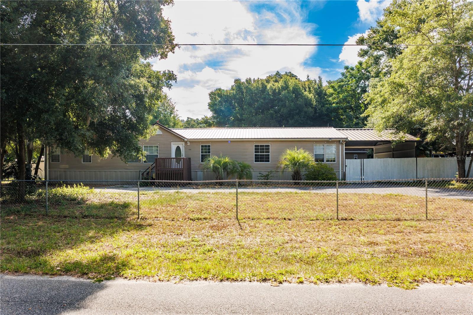 Alma St, Lady Lake, FL 32159