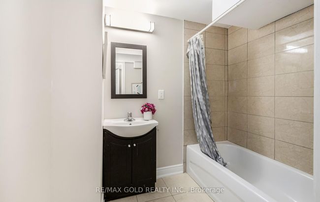 111 Fairhill Ave, House other with 6 bedrooms, 4 bathrooms and 2 parking in Brampton ON | Image 16