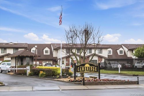 62 Cambridge Dr W, Copiague, NY, 11726-3232 | Card Image