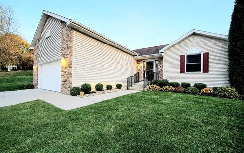 613 Lucky Trl, Mount Horeb, WI, 53572-3608 | Card Image