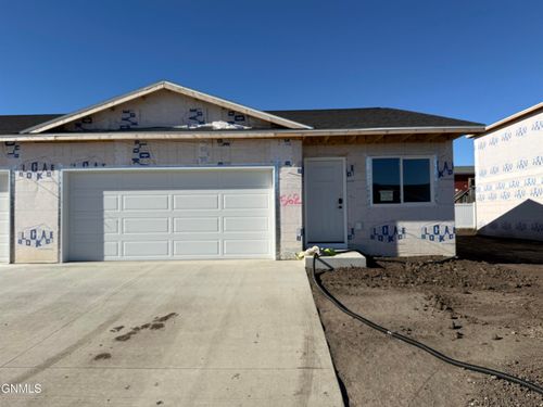 1562 47th Loop Se, Minot, ND, 58701-4408 | Card Image