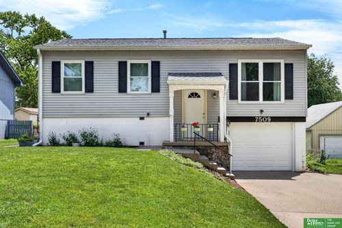 7509 Elizabeth St, La Vista, NE, 68128-3913 | Card Image