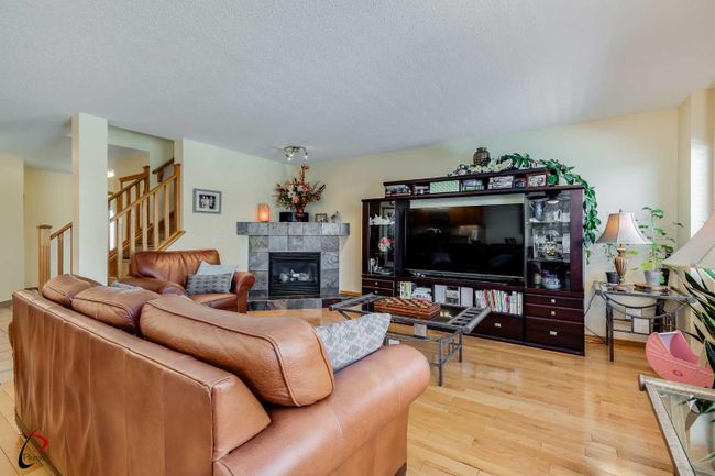 77 Rockbluff Place Nw, Home with 4 bedrooms, 3 bathrooms and 6 parking in Calgary AB | Image 3
