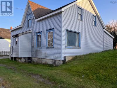 3 Queen St, House other with 4 bedrooms, 1 bathrooms and null parking in Yarmouth NS | Image 1