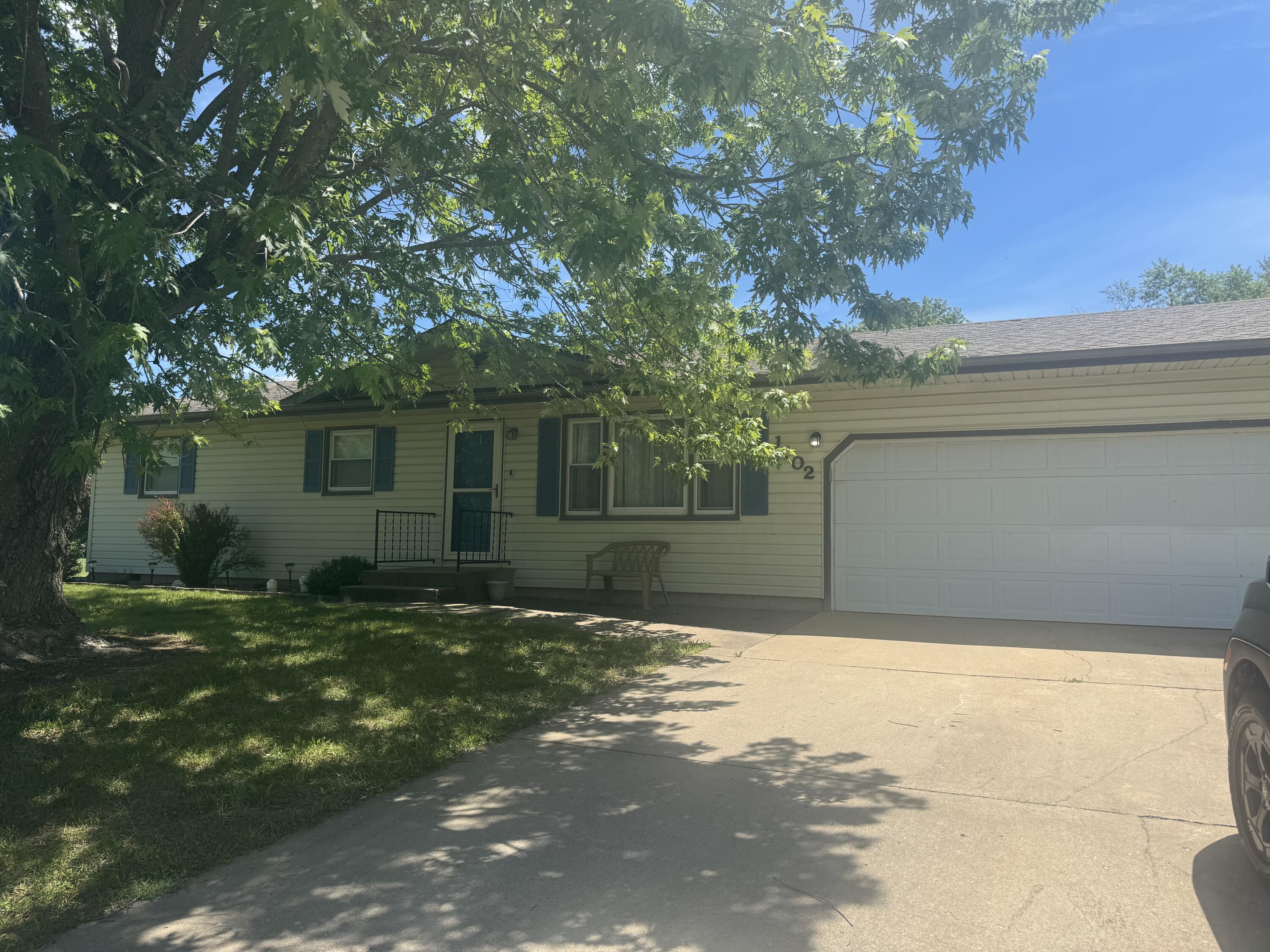 Ford Dr, Aurora, MO 65605