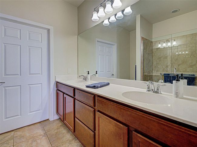 En suite bathroom | Image 32